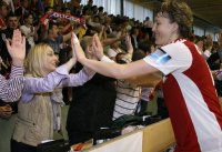 A románok olimpiai bajnok futónője, Gabi Szabó együtt örült Valeria Besével az első mérkőzés után