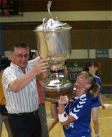 Hodak a bajnoki kupával Fotó: www.kcinfo.net